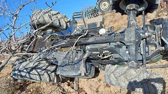 Traktör kazasında ağır yaralanan sürücü hayat savaşını kaybetti