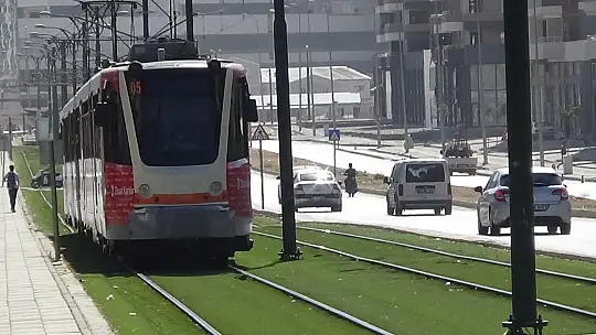 Tramvay genç kıza çarptı: 1 yaralı