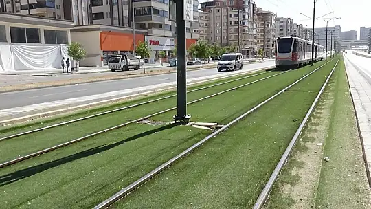 Tramvay genç kıza çarptı: 1 yaralı