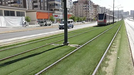Tramvay genç kıza çarptı: 1 yaralı