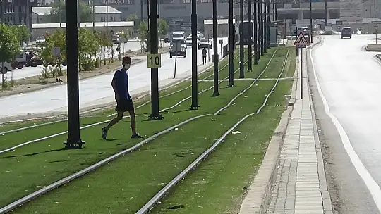 Tramvay genç kıza çarptı: 1 yaralı