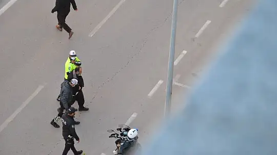 Tramvay yolunda kendine zarar vermek isterken baygınlık geçirdi