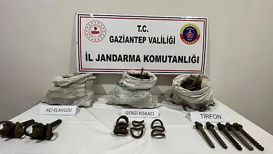 Tren raylarını çaldığı tespit edilen 2 şüpheli suçüstü yakalandı