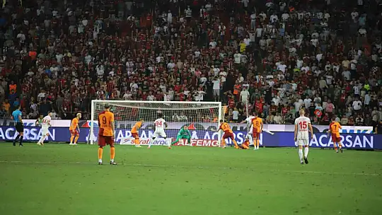Trendyol Süper Lig: Gaziantep FK: 0 - Galatasaray: 1 (İlk Yarı)