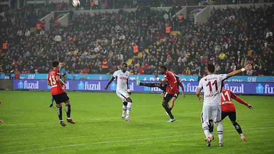 Trendyol Süper Lig: Gaziantep FK: 0 - Trabzonspor: 0 (İlk yarı)