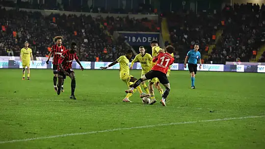 Trendyol Süper Lig: Gaziantep FK: 0 - Fenerbahçe: 0 (İlk yarı)