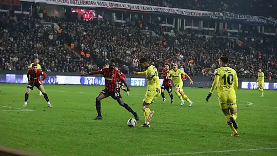 Trendyol Süper Lig: Gaziantep FK: 0 - Fenerbahçe: 0 (İlk yarı)