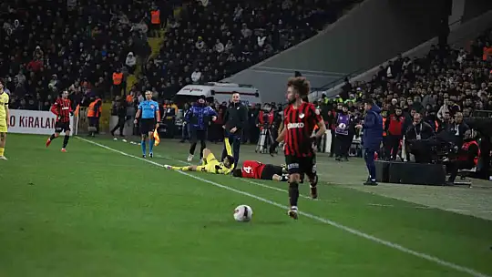 Trendyol Süper Lig: Gaziantep FK: 0 - Fenerbahçe: 0 (İlk yarı)