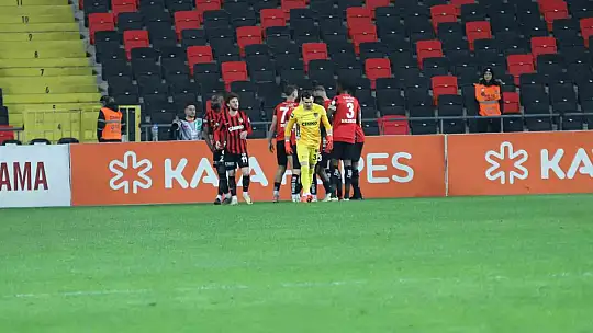 Trendyol Süper Lig: Gaziantep FK: 1 - Beşiktaş: 0 (İlk yarı)