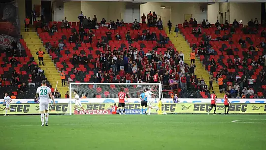 Trendyol Süper Lig: Gaziantep FK: 0 - Alanyaspor: 2 (İlk yarı)