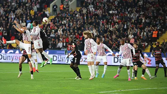 Trendyol Süper Lig: Gaziantep FK: 1 - Hatayspor: 1 (İlk yarı)