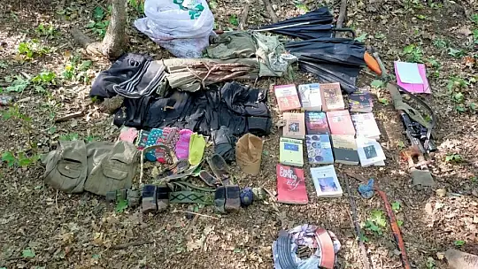 Teröristlere ait silah, mühimmat ve yaşam malzemesi ele geçirildi