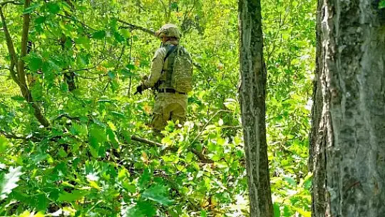 Teröristlere ait silah, mühimmat ve yaşam malzemesi ele geçirildi