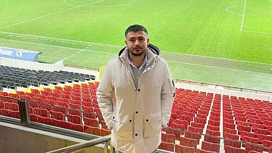 Türkiye'nin en genç muhtarı mührü babasından alarak göreve başladı