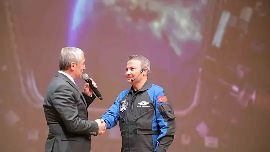 Türkiye'nin ilk astronotu Gaziantep'te öğrencilerle buluştu