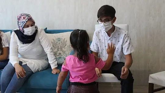 Üç çocuklu aile, Suriyeli kardeşlere koruyucu aile oldu