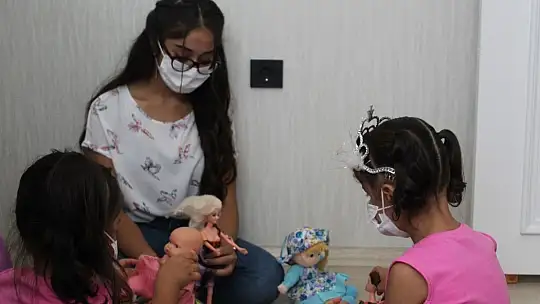 Üç çocuklu aile, Suriyeli kardeşlere koruyucu aile oldu