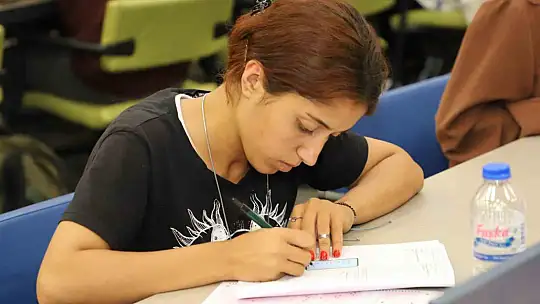 Ücretsiz deneme sınavına binlerce öğrenci katıldı