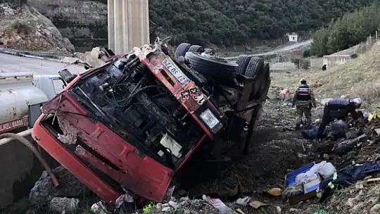 Uçuruma yuvarlanan akaryakıt yüklü tankerin sürücüsü kurtarılamadı