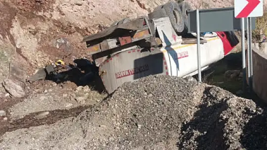 Uçuruma yuvarlanan akaryakıt yüklü tankerin sürücüsü kurtarılamadı