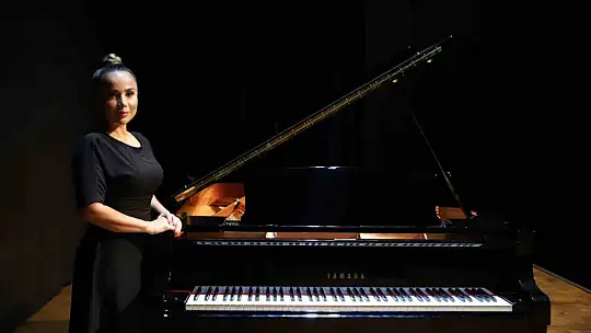 Uçuş sırasında şarkı söyledi, hostes zannedilirken müzik öğretmeni olduğu ortaya çıktı