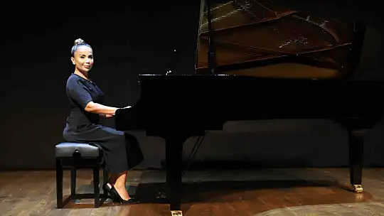 Uçuş sırasında şarkı söyledi, hostes zannedilirken müzik öğretmeni olduğu ortaya çıktı