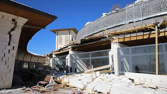 Ukkaşe Hazretlerinin türbesinin restore edilen bölümleri depremde yıkıldı