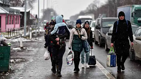 Ukraynalılar Romanya sınırını yürüyerek geçmeye çalışıyor