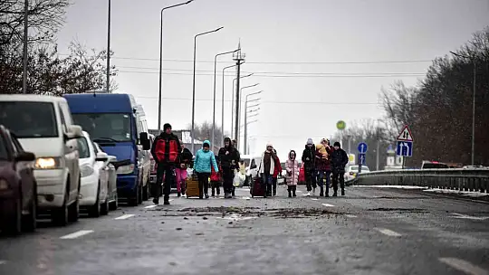 Ukraynalılar Romanya sınırını yürüyerek geçmeye çalışıyor