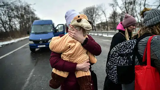 Ukraynalılar Romanya sınırını yürüyerek geçmeye çalışıyor