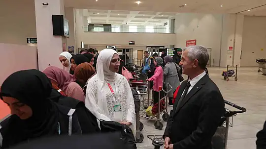 Umre'den dönen öğrencilere coşkulu karşılama