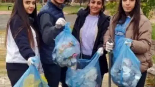 Üniversite öğrencileri kampüsü temizledi
