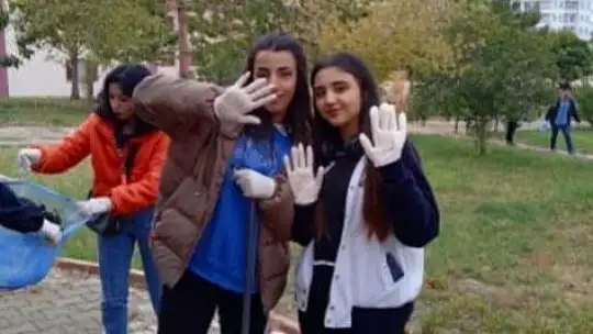 Üniversite öğrencileri kampüsü temizledi