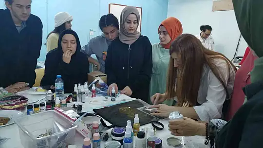 Üniversite öğrencilerine kumaş boyama uygulamalı gösterildi