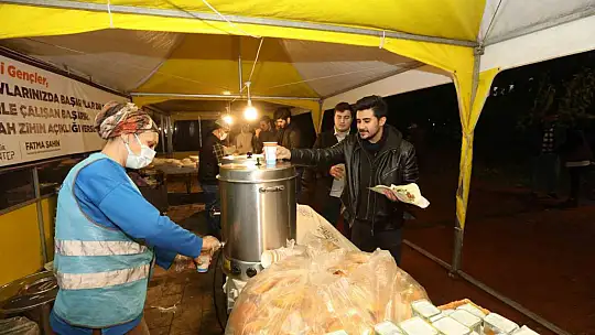 Üniversite öğrencilerine sınav döneminde yemek ikramı