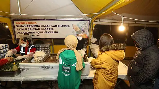 Üniversite öğrencilerine sınav döneminde yemek ikramı