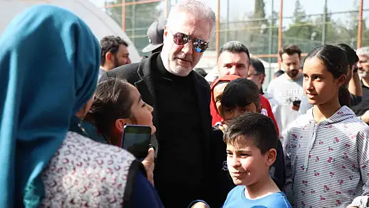 Ünlü isimler deprem bölgesinde