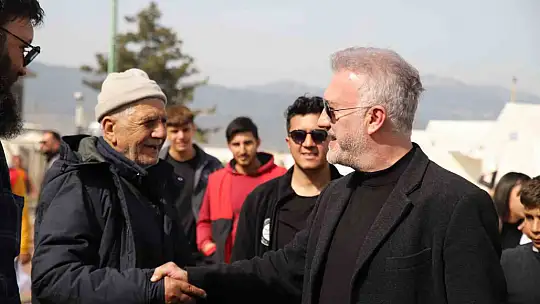 Ünlü isimler deprem bölgesinde