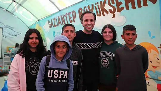 Ünlü isimler deprem bölgesinde