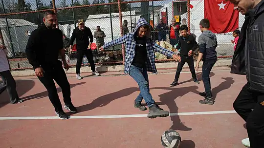 Ünlü isimler deprem bölgesinde