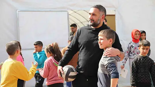 Ünlü isimler deprem bölgesinde