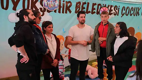 Ünlü isimler deprem bölgesinde
