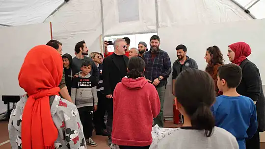 Ünlü isimler deprem bölgesinde