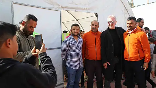 Ünlü isimler deprem bölgesinde