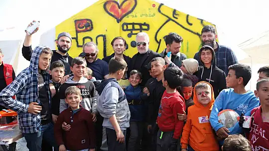 Ünlüler depremzedenin kaldığı AFAD çadırına İstanbul'un fethini resmetti