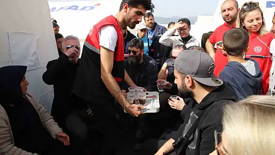 Ünlüler depremzedenin kaldığı AFAD çadırına İstanbul'un fethini resmetti