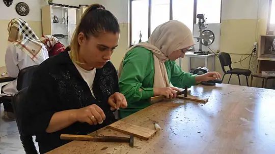 Unutulmaya yüz tutmuş mesleği kadınlar yaşatıyor