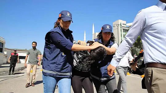 Vahşi cinayetin zanlıları adliyeye çıkarıldı