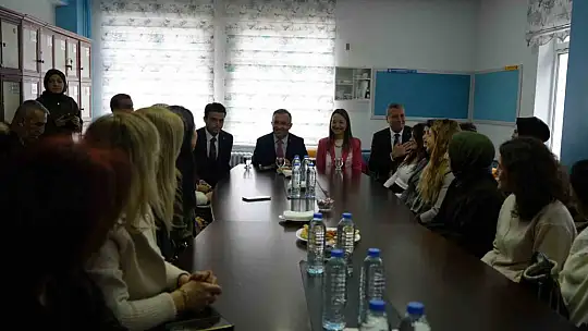 Vali Çeber, depremzede öğrencilere karnelerini dağıttı