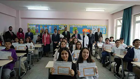 Vali Çeber, depremzede öğrencilere karnelerini dağıttı